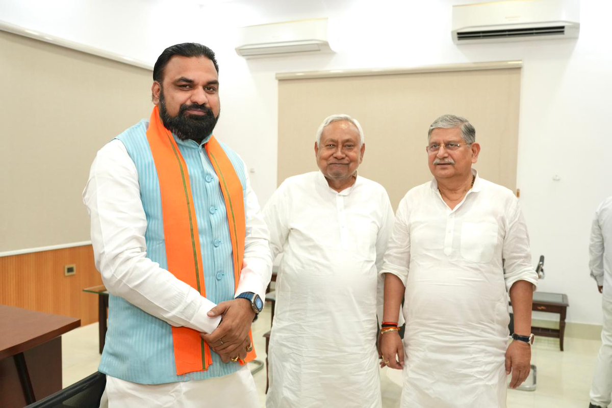 Jduonline's tweet image. माननीय मुख्यमंत्री श्री @samrat4bjp जी ने 1, अणे मार्ग में आदरणीय श्री @NitishKumar जी से शिष्टाचार भेंट की और उनका मार्गदर्शन प्राप्त किया।
इस अवसर पर केंद्रीय मंत्री श्री @LalanSingh_1 जी भी उपस्थित रहे।

#Bihar #NitishKumar
#JDU #JanataDalUnited