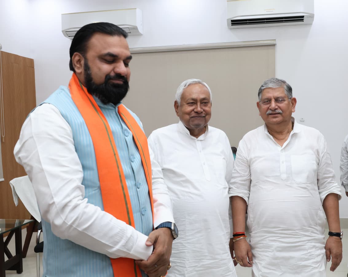 Jduonline's tweet image. माननीय मुख्यमंत्री श्री @samrat4bjp जी ने 1, अणे मार्ग में आदरणीय श्री @NitishKumar जी से शिष्टाचार भेंट की और उनका मार्गदर्शन प्राप्त किया।
इस अवसर पर केंद्रीय मंत्री श्री @LalanSingh_1 जी भी उपस्थित रहे।

#Bihar #NitishKumar
#JDU #JanataDalUnited