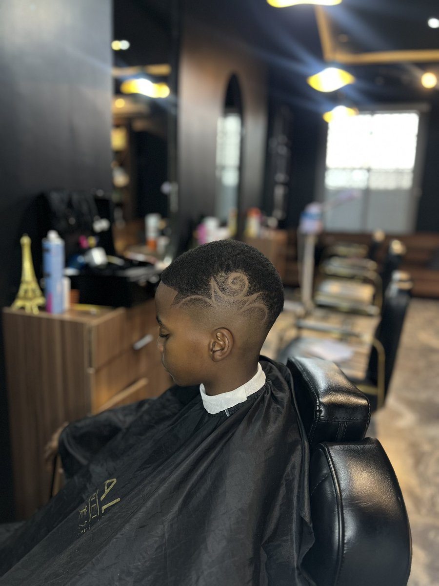 JenniferAgama1's tweet image. Location : Ahmed Musa neighborhood center along yakowa express road kaduna 📍 
Art on every angle ✂️🔥 #PatternCut #FreshFade #BarberSkills #CleanWork #HairArt