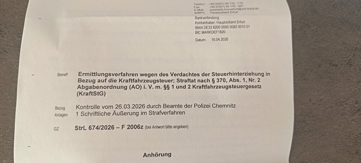 Velmi nepříjemné překvapení nás čekalo po návratu z dovolené. 
Před 6 týdny nás zastavili policajti. Jen tak, kontrola na ulici. Zjevně šli po autu s cizí SPZ. 
Jeli jsme spolu s dcerkou, řídila ona. Vytáhla svou německou občanku (má totiž dokonce trojí občanství, český OP ale s