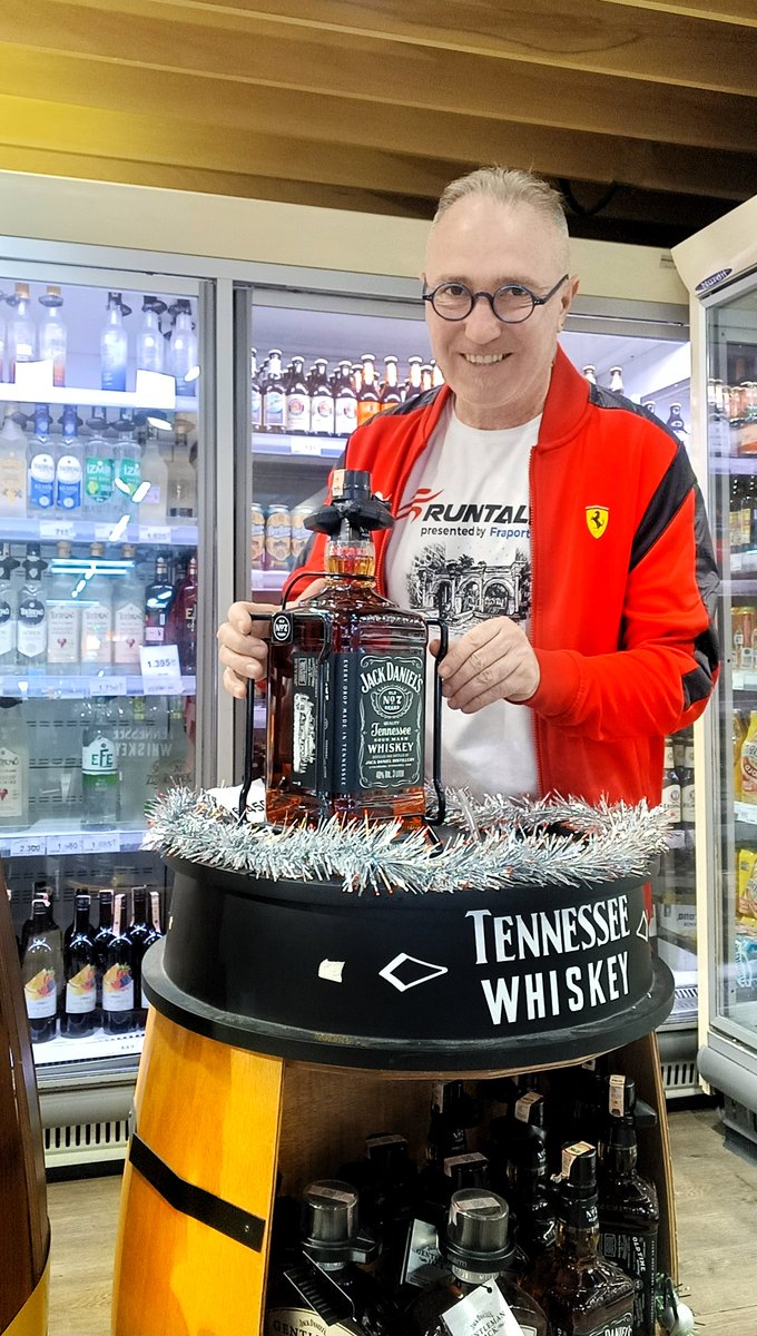 r_yagli's tweet image. Gülüşünü sevmek diye bir şey var. İşte o çok tehlikeli... 😀🤓😄

#smile #smiles #jackdaniels #carrefour #saturday