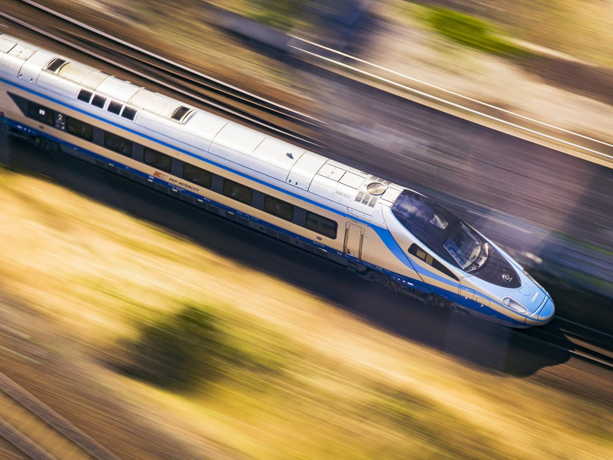 Dzień Dobry - Brawo POLSKA 🇵🇱 

Polska wchodzi do gry o superszybkie pociągi. Miliardy na stole, giganci w kolejce

PKP Intercity ogłosiło jeden z największych przetargów w historii polskiej kolei. Stawką jest zakup do 55 elektrycznych zespołów trakcyjnych zdolnych do jazdy z