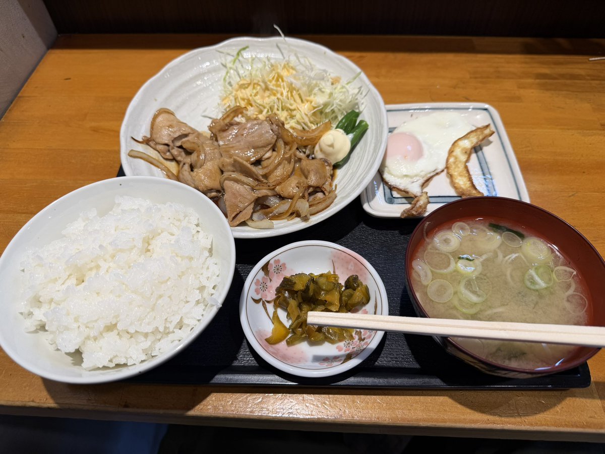 今日のランチは、生姜焼き定食で(^_^)
 #熱烈連ちゃん食堂 #遅ランチ