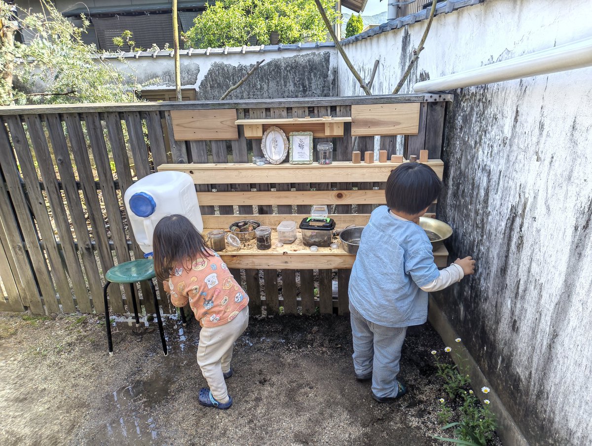 裏庭でなにやら怪しいことをするふたり
