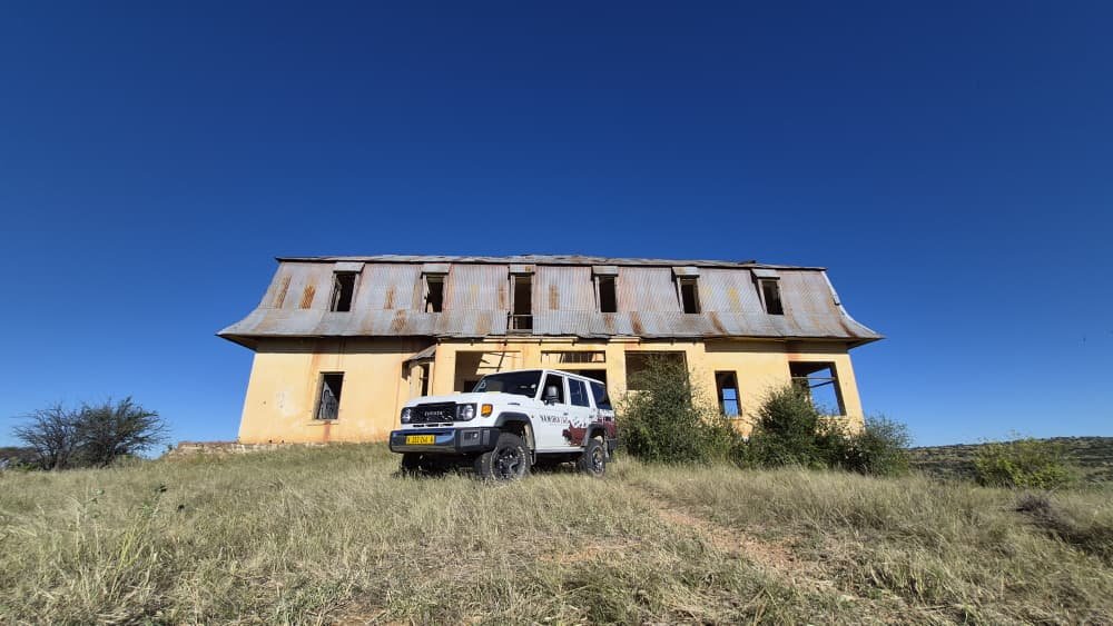 GondwanaLodges's tweet image. A British spy once lived here. 🕵️ The Liebig Ghost House, Khomas Hochland — built 1911, abandoned, never forgotten. Reach it your way with @Namibia2Go. #Namibia #HiddenNamibia #RoadTrip #ExploreAfrica #GondwanaLodges