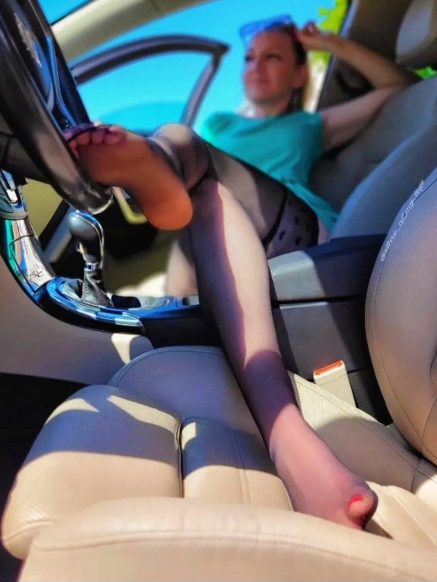 staring at my legs tweet media