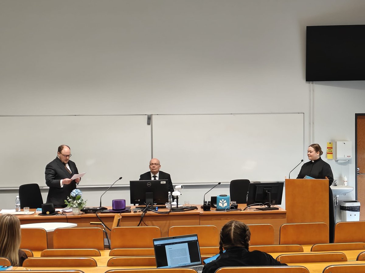 Väittelin eilen Itä-Suomen yliopistossa kirkkohistoriasta otsikolla ”Holokausti lähellä – Kloogan työ- ja keskitysleiri Virossa suomalaisen sivussatoimijuuden paikkana 1941–1944”. 

Vastaväittäjänä professori Tuomas Tepora Helsingin ylipistosta, kustoksena professori Ilkka Huhta.