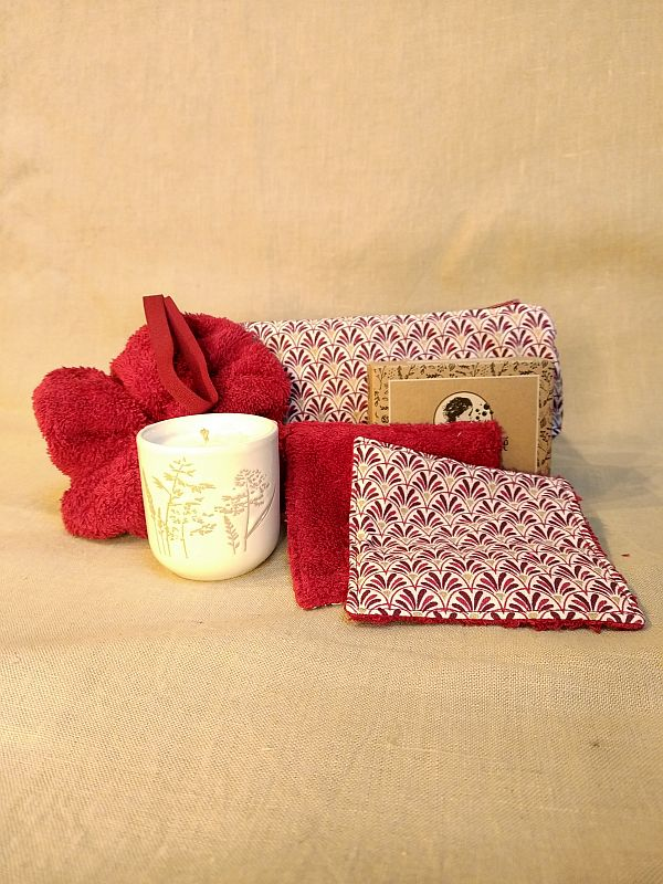 ColibriMari's tweet photo. Offrez-vous un moment de douceur avec le Coffret Cocon grenat ! 🌸 Savon artisanal, lingettes démaquillantes et plus, pour un instant bien-être. Craquez pour ce cadeau écolo ! 👉 https://t.co/QrxX8cLW95 #CadeauEcolo #FaitMain #EcoResponsable https://t.co/RRardkVmIG