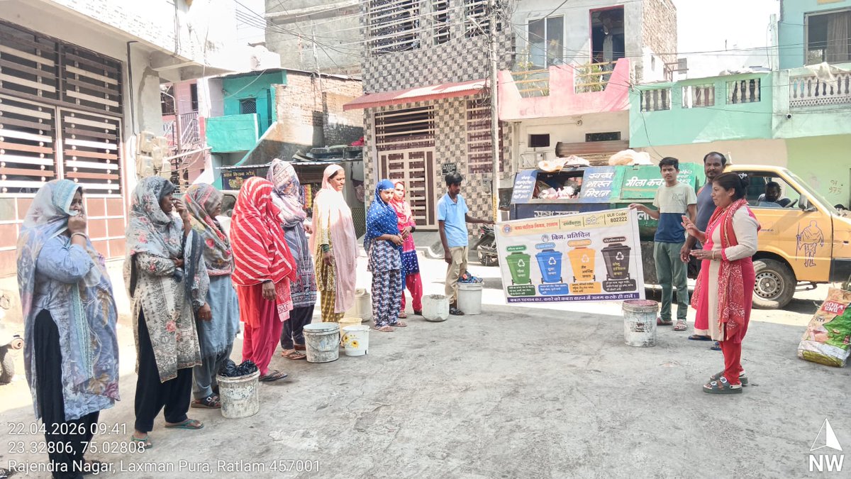 NRatlam's tweet image. नगर पालिक निगम, रतलाम ,आई .ई .सी टीम द्वारा रहवासियों को प्रतिदिन डोर टू डोर जाकर #SourceSegregation अपनाने के लिए  जागरूक किया जा रहा है |
#swachhataconnect_mp #swachhsurvekshan2025mp  @MoHUA_India @SwachhBharatGov @urbansbm @mlkhattar @CMMadhyaPradesh @prahladspatel