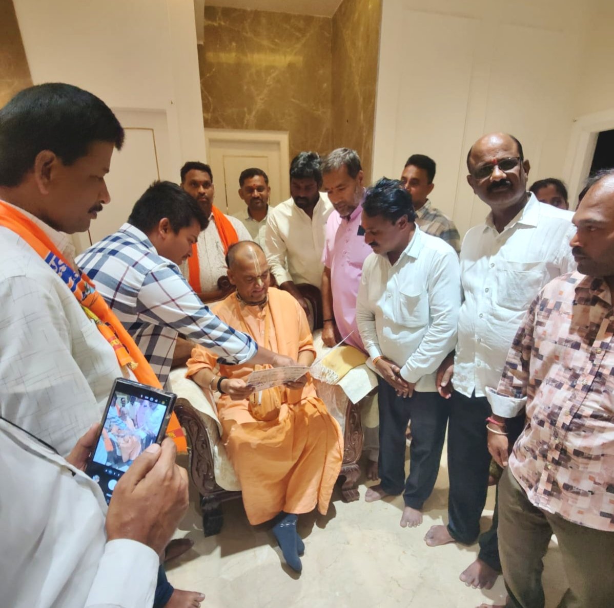 Shiva_kumarG5's tweet photo. It was an honor to meet the renowned Hindu Dharma preacher, Sri Sri Sri Radha Manohar Das Swamiji (Tirupati) who attended the Hindu Sammelan at Tilak Nagar,Kalwakurthy as the Chief Guest
#SriRadhaManoharDasSwamiji #HinduSammelan #ShivaKumarGudlanaram #swamivivekanandasevabrundam https://t.co/5ceqArrPWM