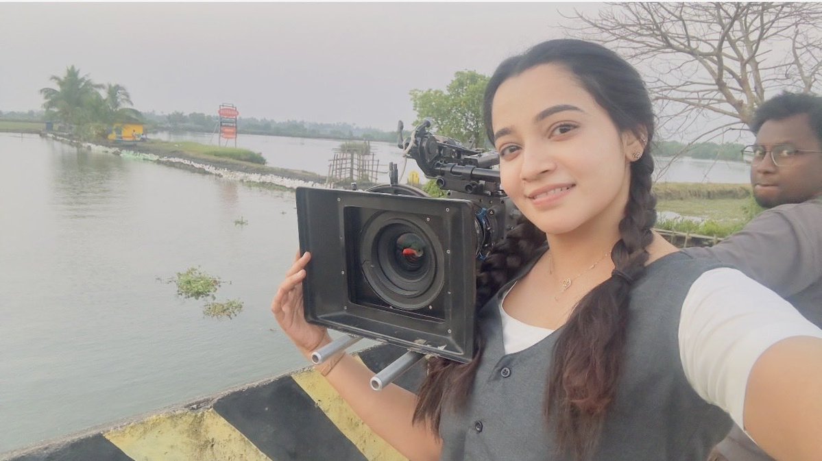 abarnathi21's tweet image. Lights &amp;gt; Camera &amp;gt; Action 🎬🧿

Movie Kaalidas2 Sanju 💎 #bts #capturethemoment 

#artist #teamwork #lifestyle 🤍🩶🩷