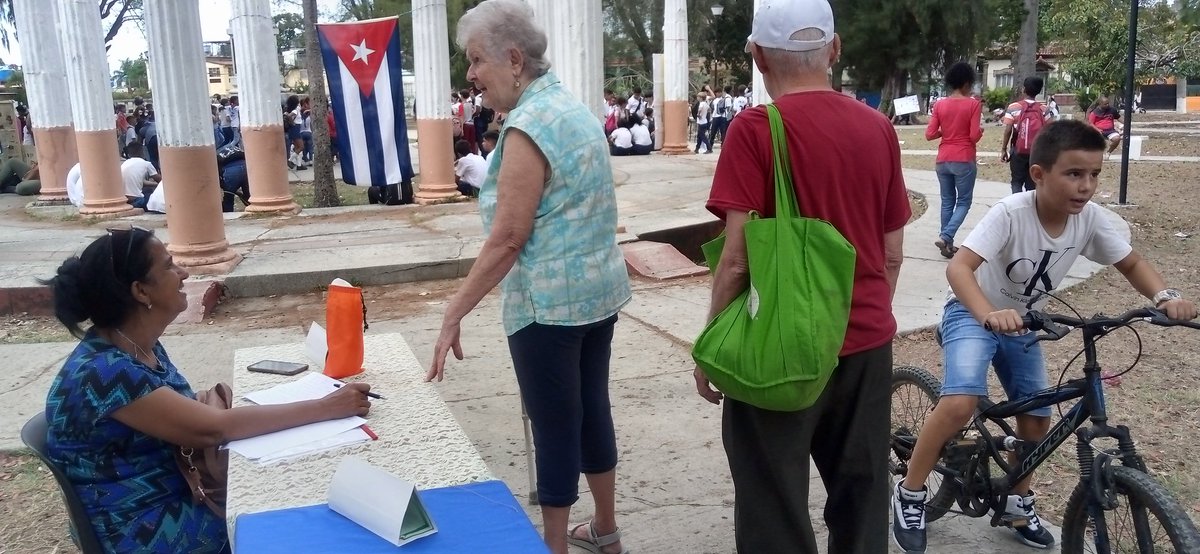 Consuel17535339's tweet photo. Amaneció el parque Córdoba del capitalino municipio 10 de Octubre con la alegría de los  pioneros, adolescentes y jóvenes con los colores de nuestra bandera cubana en la gran Feria Educativa desarrollada. https://t.co/xSJrU7fqlt