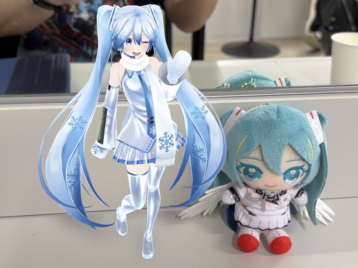 先日デジタルフィギュアというものをゲットした。ホロモデルの雪ミクバージョン❄️雪ミクは色味的に昔から好きなので、グッズとか欲しいなぁって思ってたんだよね😊　ポーズを変えられるのでヒイロっぽくしてみたよ😁それとARで、色味の似てるイニシャルファイター、ウイングコラボミクともパシャ♪
