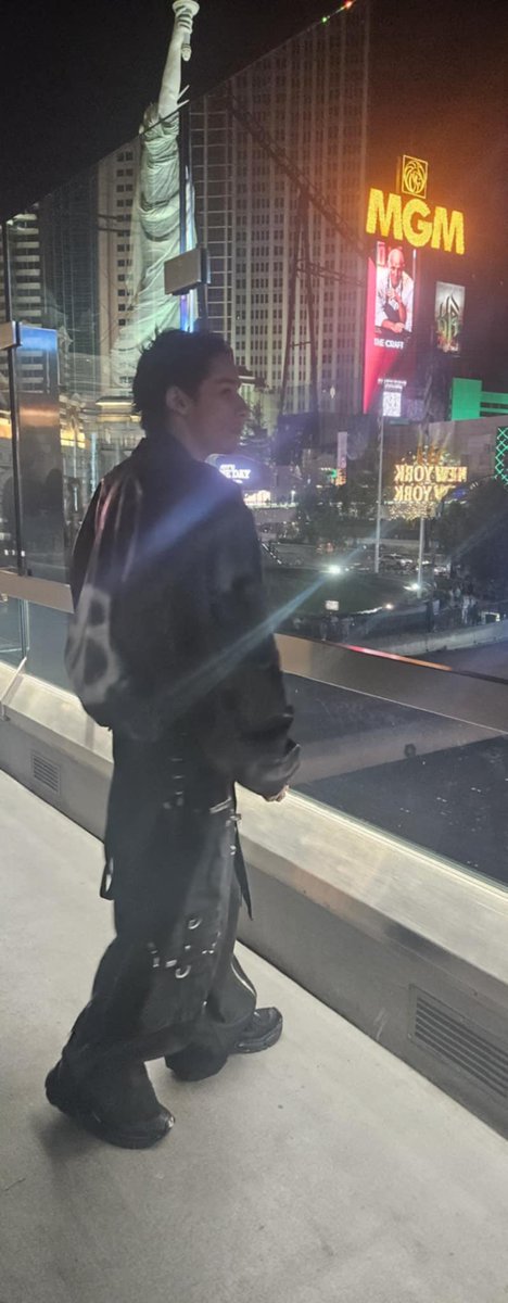 GrimVarler's tweet photo. Bright lights #LasVegas #Vegas #Balenciaga https://t.co/T2ynDGCvrT