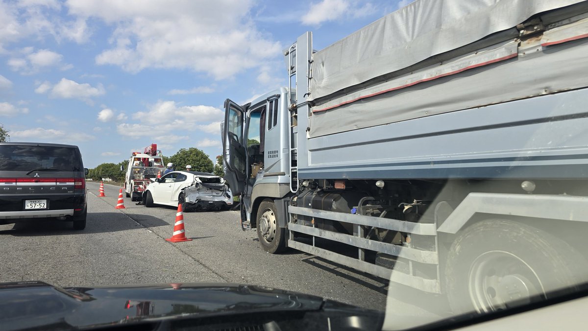 新４号宇都宮LRT車庫の辺りで事故･･･
車線規制で渋滞中