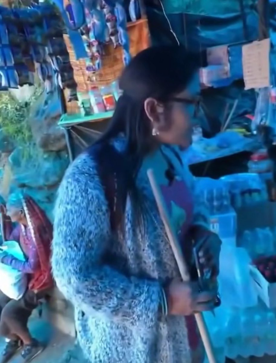 Bebakjai57's tweet image. पानी की कीमतें हर जगह बदलती रहती हैं,

एक सोशल मिडिया में वीडियो वायरल हो रहा हैं जिसमें एक महिला केदारनाथ में पानी खरीद रही थी जिसमे दुकानदार 80रु माँगा, 

महिला ने कहा इतना महंगा क्यों जो 20 रु में मील जाती हैं,  दुकानदार ने बिलकुल शांत रहते हुए हुए समझाया जितना ऊपर चढ़ोगी पानी