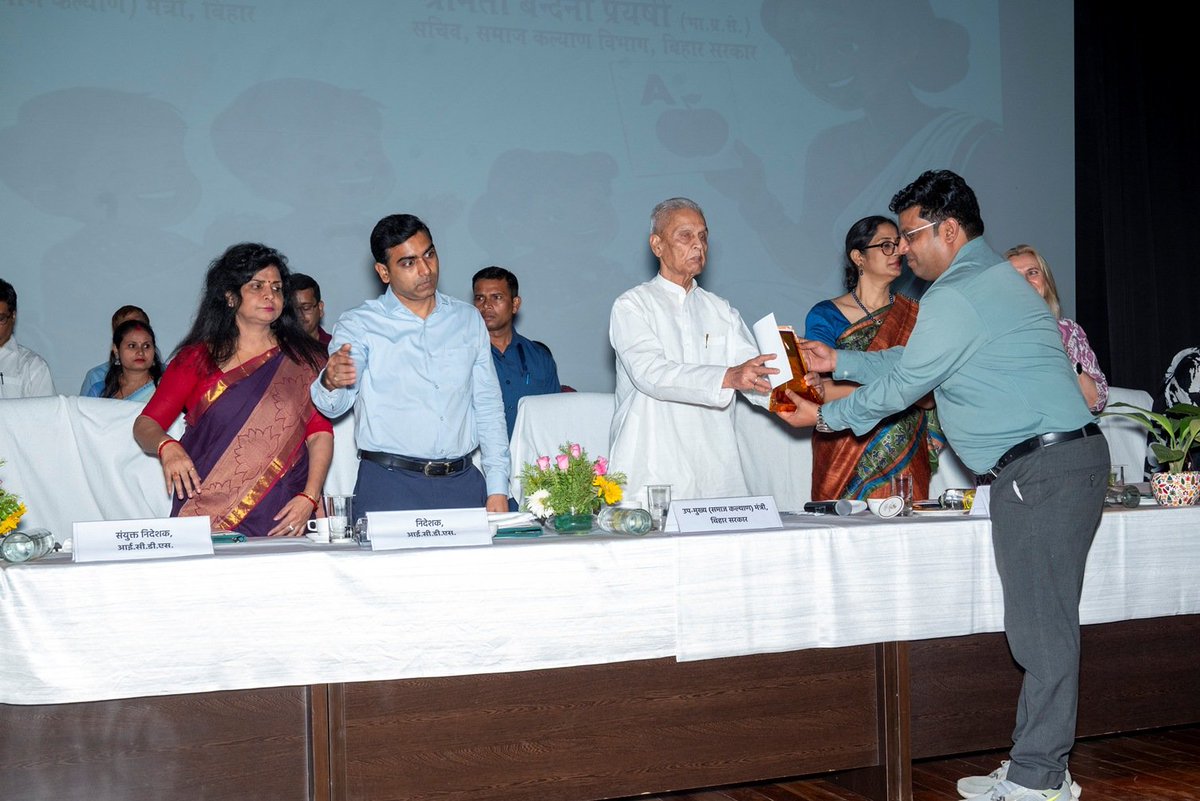 prabhatkhabar's tweet image. बेगूसराय:  गढ़पुरा में पोषण पखवाड़ा के उत्कृष्ट प्रदर्शन के लिए सीडीपीओ अनूप कुमार जायसवाल को राज्य स्तर पर प्रथम पुरस्कार से सम्मानित किया गया. उन्हें यह सम्मान पटना के ज्ञान भवन में उपमुख्यमंत्री सह समाज कल्याण मंत्री द्वारा प्रदान किया गया.
 
#Bihar #Nutrition #Award #Success