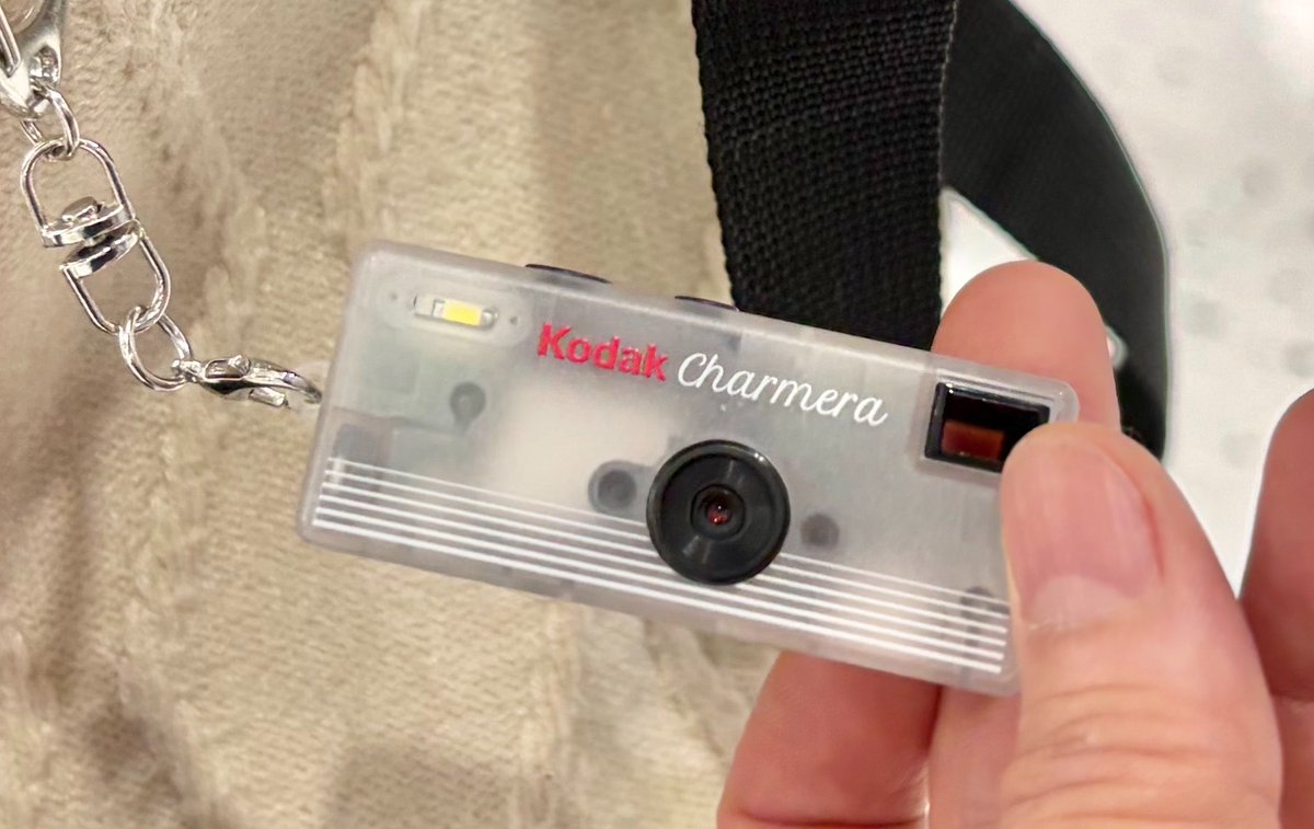 gingastar777's tweet image. バックパックに取付け可能なピークデザインのキャプチャーと、KodakのCharmera（チャーメラ）というキーチェーン型の超小型デジタルカメラは旅行にいいと思いました📷 #チョコの備忘録