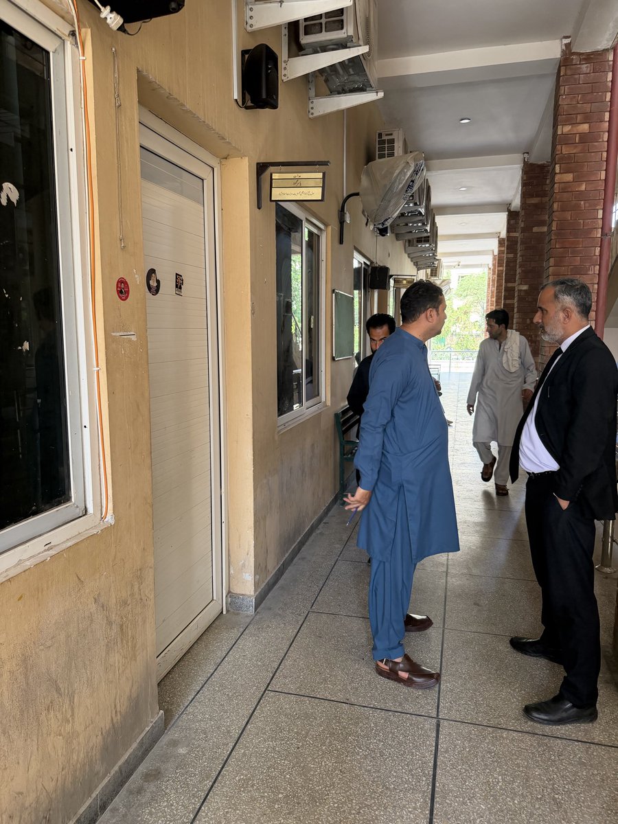 این سی ای آئی کیطرف سے گذشتہ روز گرفتار شدہ سینئیر صحافی فخرالرحمان کو ابھی تک ڈیوٹی مجسٹریٹ یاسر محمود کی عدالت میں پیش نہیں کیا گیا، فخر ترکش ٹی وی چینل اھبیر کے لئیے کام کرتے ہیں اور انھیں گذشتہ روز انکے گھر سے گرفتار کیا گیا تھا۔ ایف آئی آر کیمطابق فخر نے ایک شیعہ عالم کی