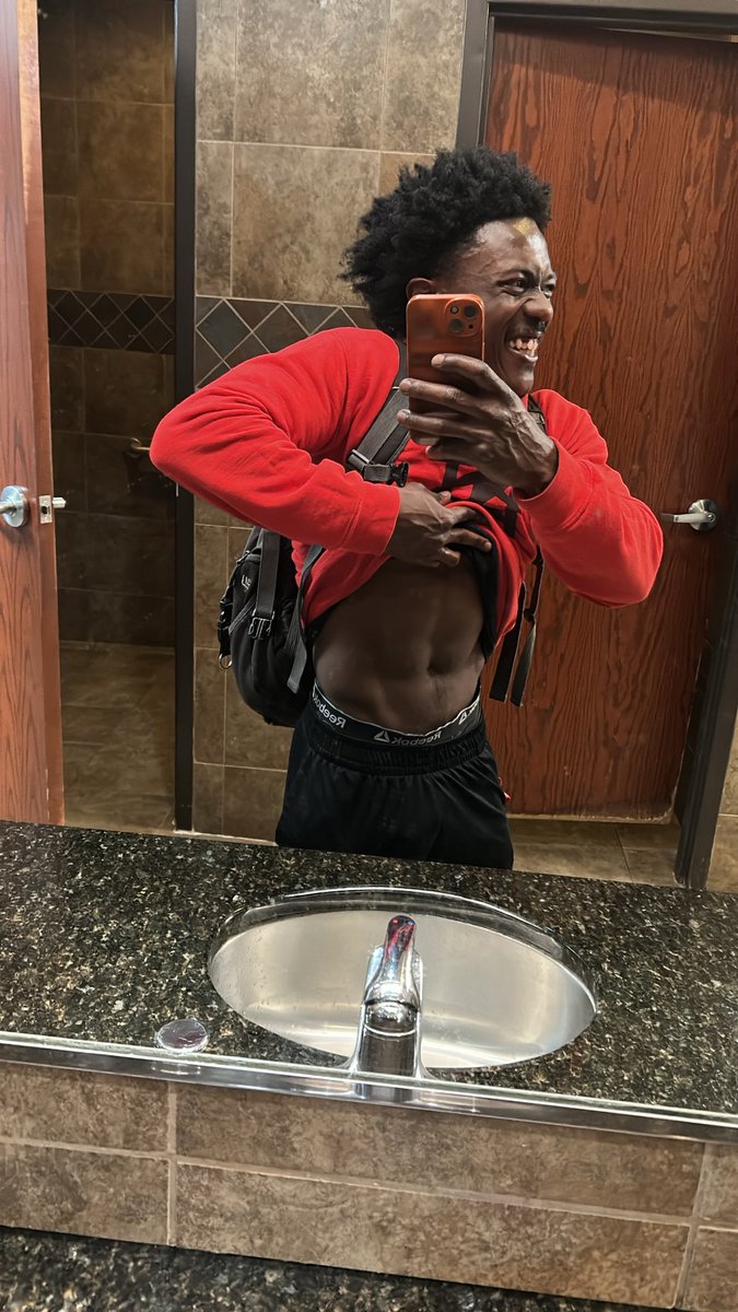 vashaund1made's tweet image. After a good leg day… legs shaking but the results loading 💪🏾🔥 #LegDayDone #PostWorkout #StayGrinding #V2Fitness #FitnessMotivation #GymLife #NoPainNoGain #BeastMode