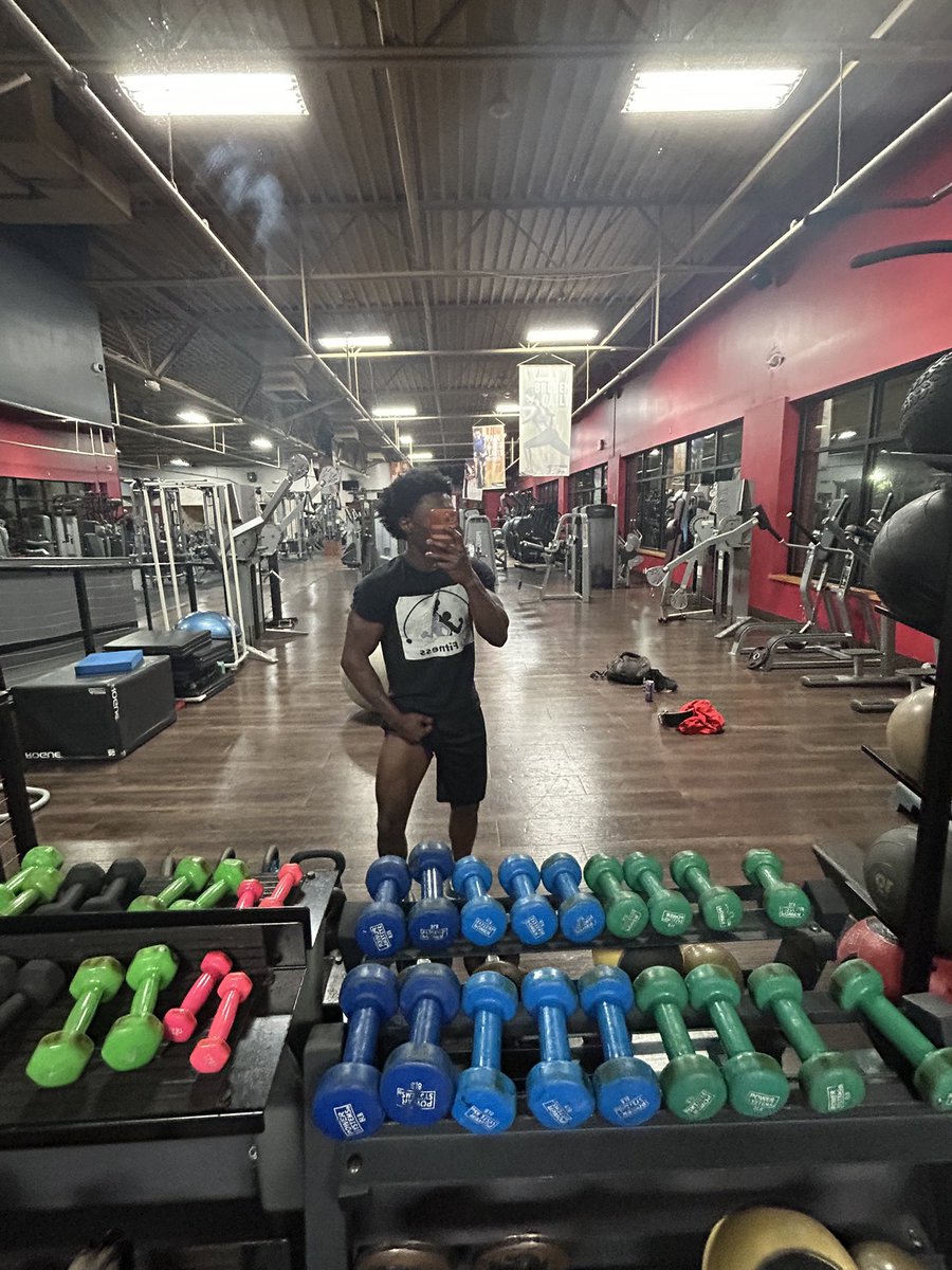 vashaund1made's tweet image. After a good leg day… legs shaking but the results loading 💪🏾🔥 #LegDayDone #PostWorkout #StayGrinding #V2Fitness #FitnessMotivation #GymLife #NoPainNoGain #BeastMode