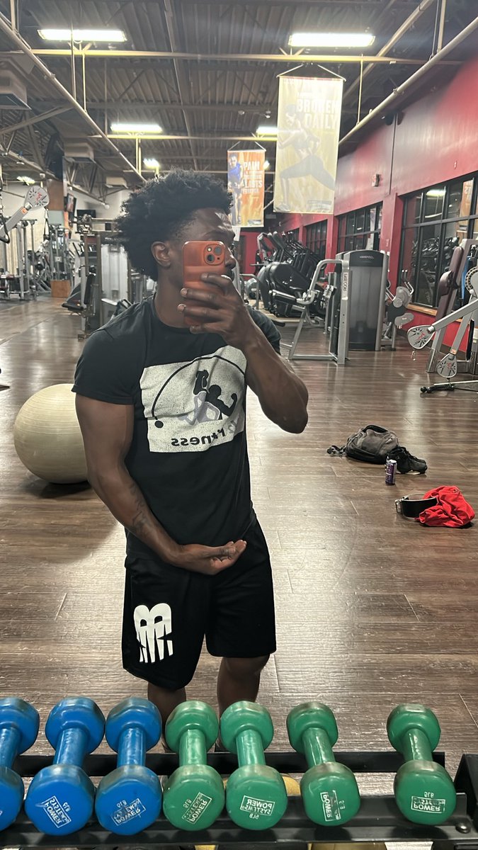 vashaund1made's tweet image. After a good leg day… legs shaking but the results loading 💪🏾🔥 #LegDayDone #PostWorkout #StayGrinding #V2Fitness #FitnessMotivation #GymLife #NoPainNoGain #BeastMode