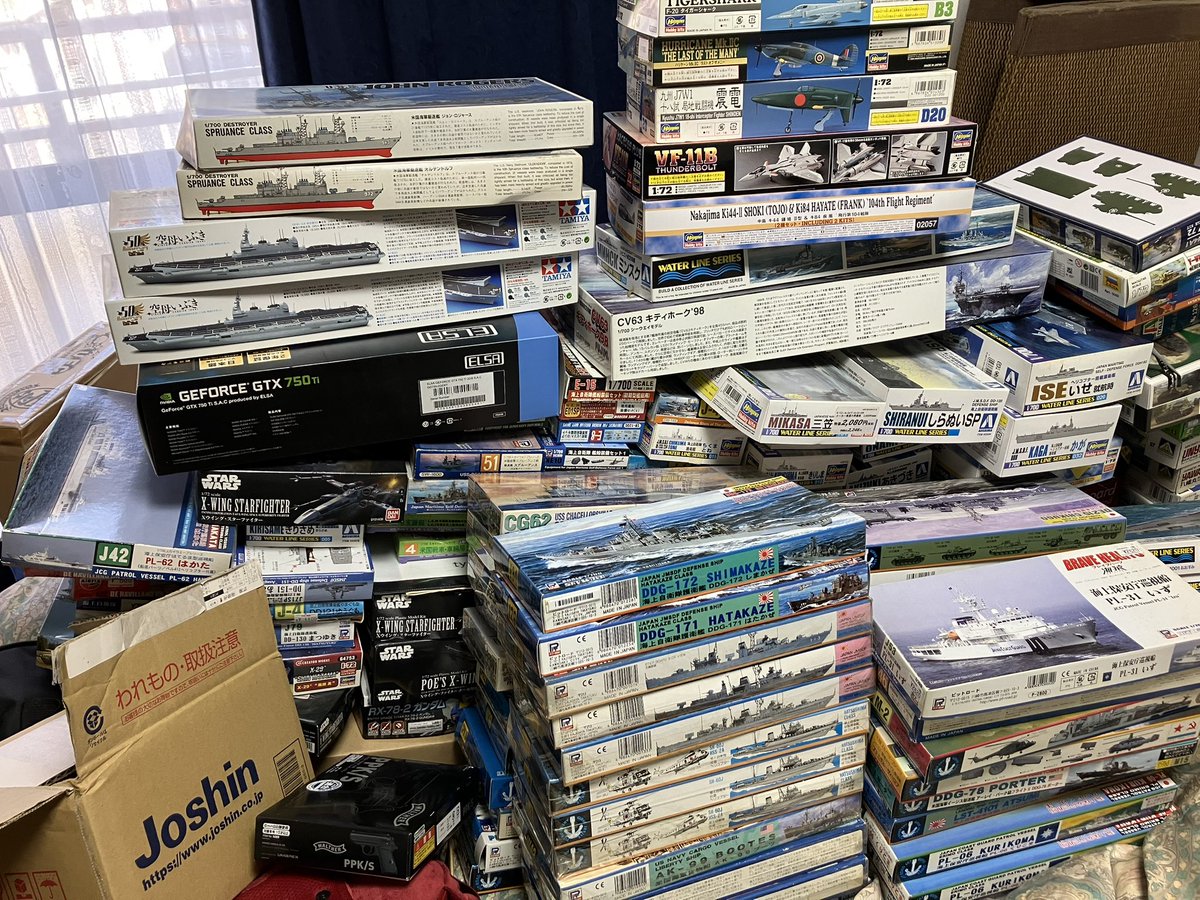 休養のはずが部屋の各種積みに埋まってる納戸の奥から目的のブツを掘り出すのが結構な重労働…
ステンラック手前の積みプラ（写真）とエアガン空き箱→ラック移動→納戸内にアプローチ
の三段構えの作戦だ。
「すまんが皆んなの命をくれ🫡」