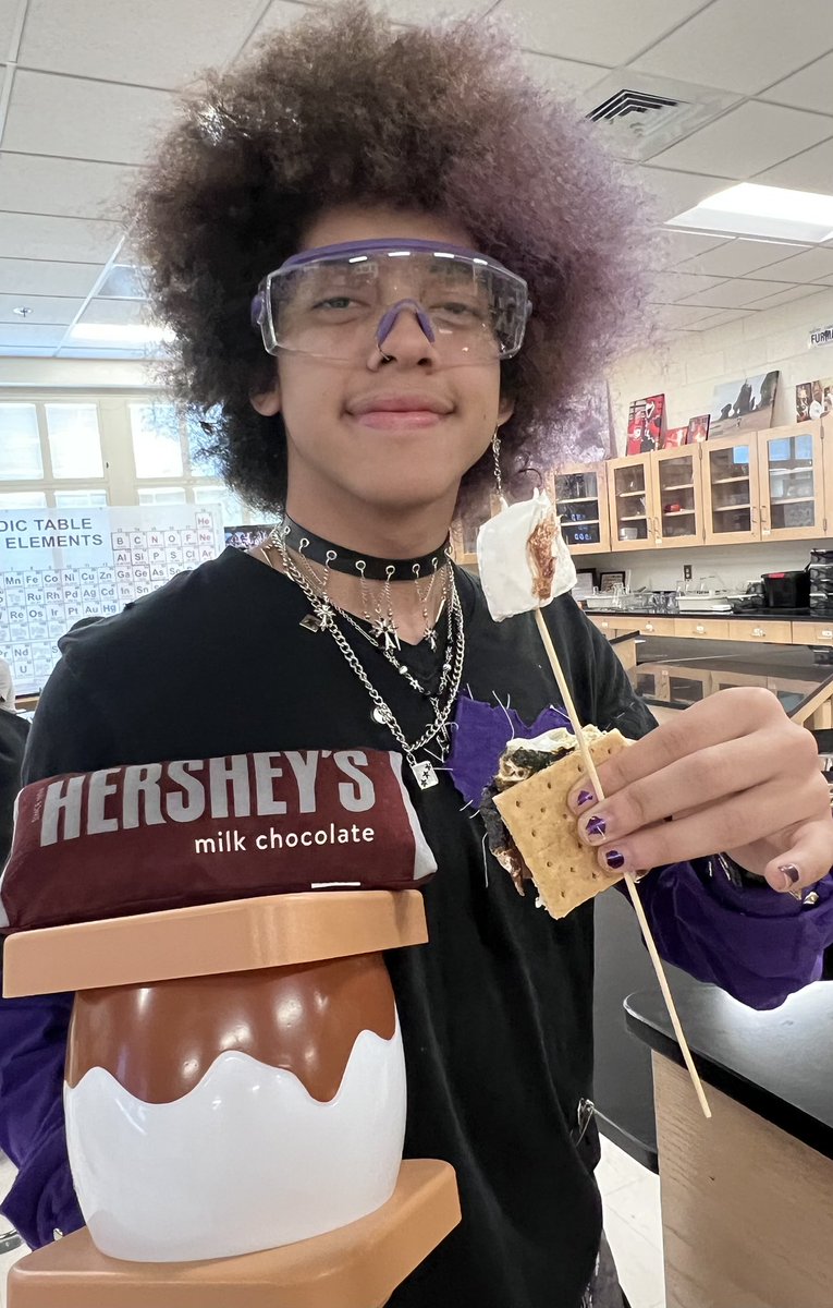 JeffOShields2's tweet image. Chemistry students used a recipe for s’mores as an analogy for a chemical reaction. Could a #Friyay get ANY better???? 😀 #smores #mroshieldschemistry #limitingreactant #chemistry #smoreslab @WHS_Redhawks #WestwoodChemistry #ScienceIsFun