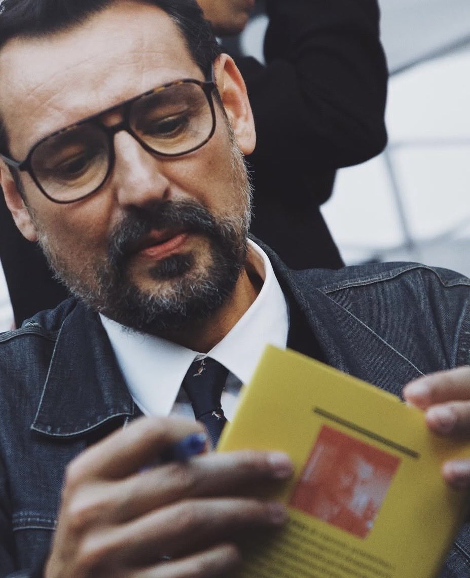 🚨COMUNICAT: Hola! Us parla l’autor de no-ficció més venut (no necessàriament més llegit) de la Diada de Sant Jordi 2026. I us parla per dir que gràcies, que moltes gràcies i que gràcies de debò. 

🧵01/10 #Tabarra

📸 Joel Codina