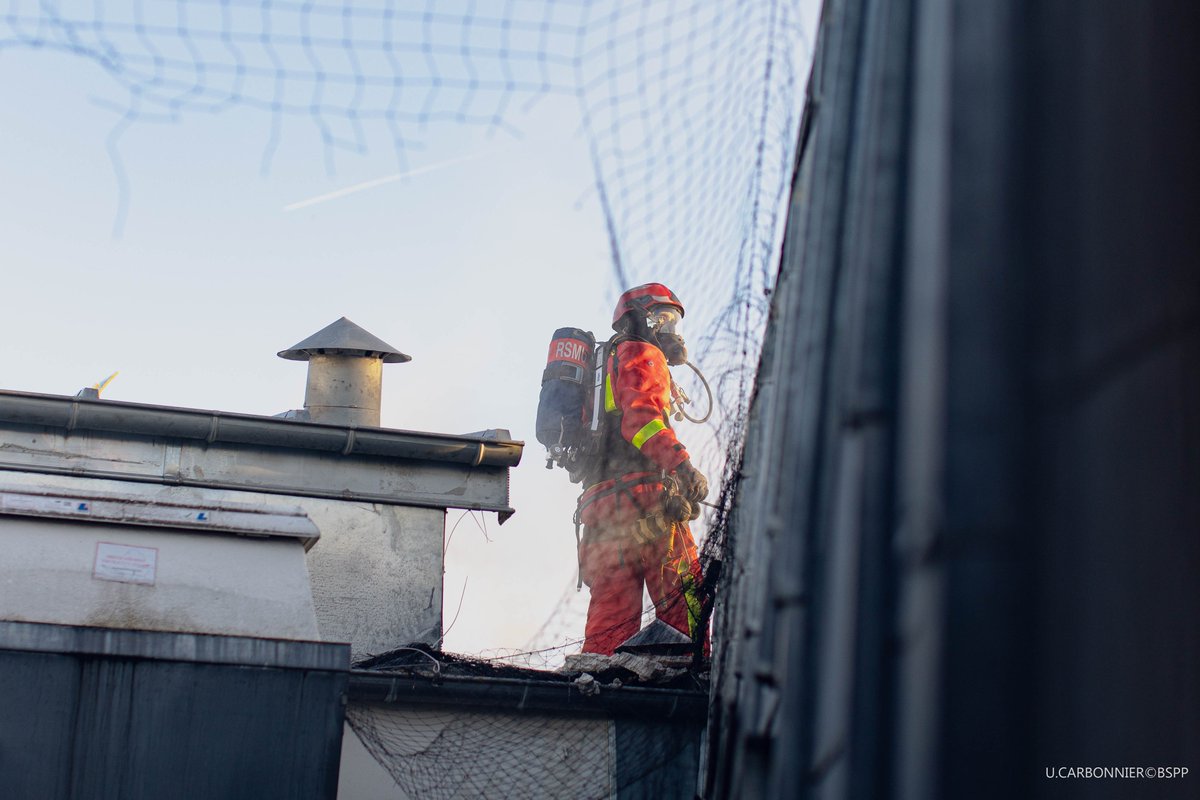 PompiersParis's tweet image. "🚨 [#Intervention] Hier, vers 18h, les pompiers de Paris sont intervenus pour un feu d'appartement à Paris (2e).

🚒 Le feu s'est déclaré au dernier niveau d'un immeuble de 5 étages en travaux. Il a rapidement pris de l'ampleur, allant jusqu'à se propager à la toiture.

🔥 4