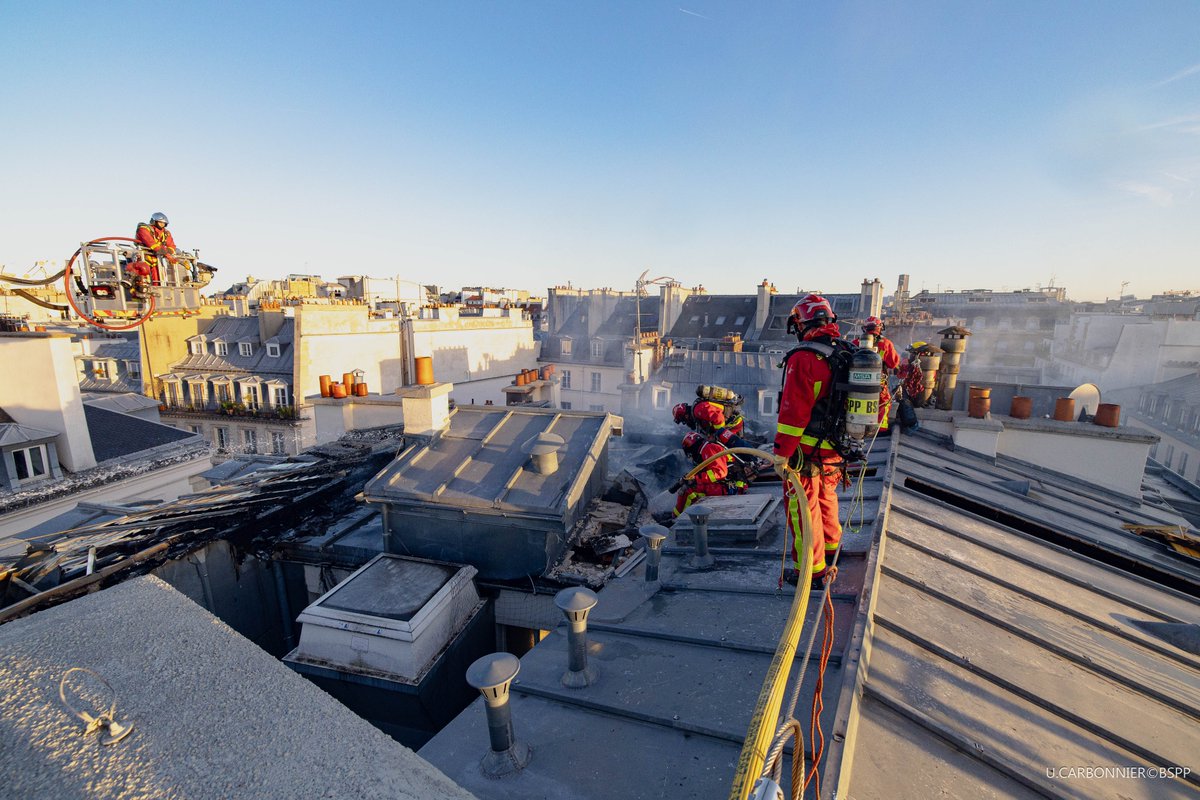 PompiersParis's tweet image. "🚨 [#Intervention] Hier, vers 18h, les pompiers de Paris sont intervenus pour un feu d'appartement à Paris (2e).

🚒 Le feu s'est déclaré au dernier niveau d'un immeuble de 5 étages en travaux. Il a rapidement pris de l'ampleur, allant jusqu'à se propager à la toiture.

🔥 4