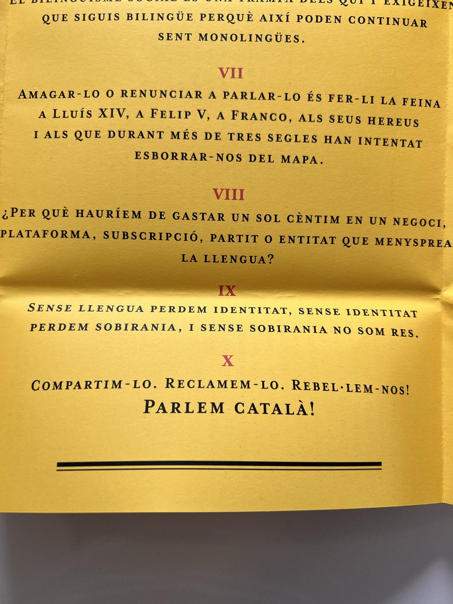 En aquest llibret s’expliquen quatre o cinc coses que, humilment, crec que tots els catalanoparlants del present i del futur hauríem de tenir clares. La coberta del llibre conté una sorpresa desplegable. El disseny de tot plegat és de l’estudi del gran Jordi Duró. Spoiler: