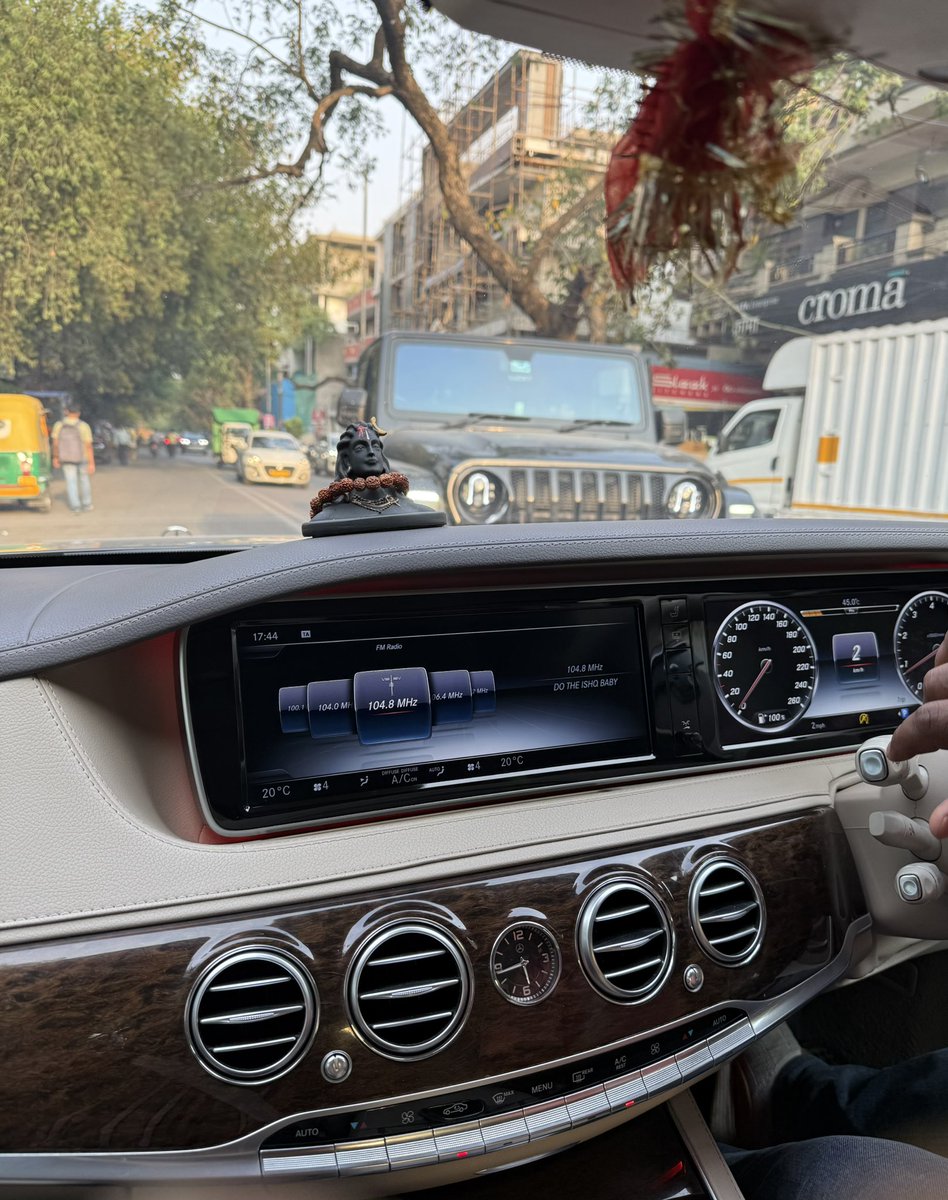 bahl65's tweet image. Came right in front. Meei toh fatt gayee. 

#Danger