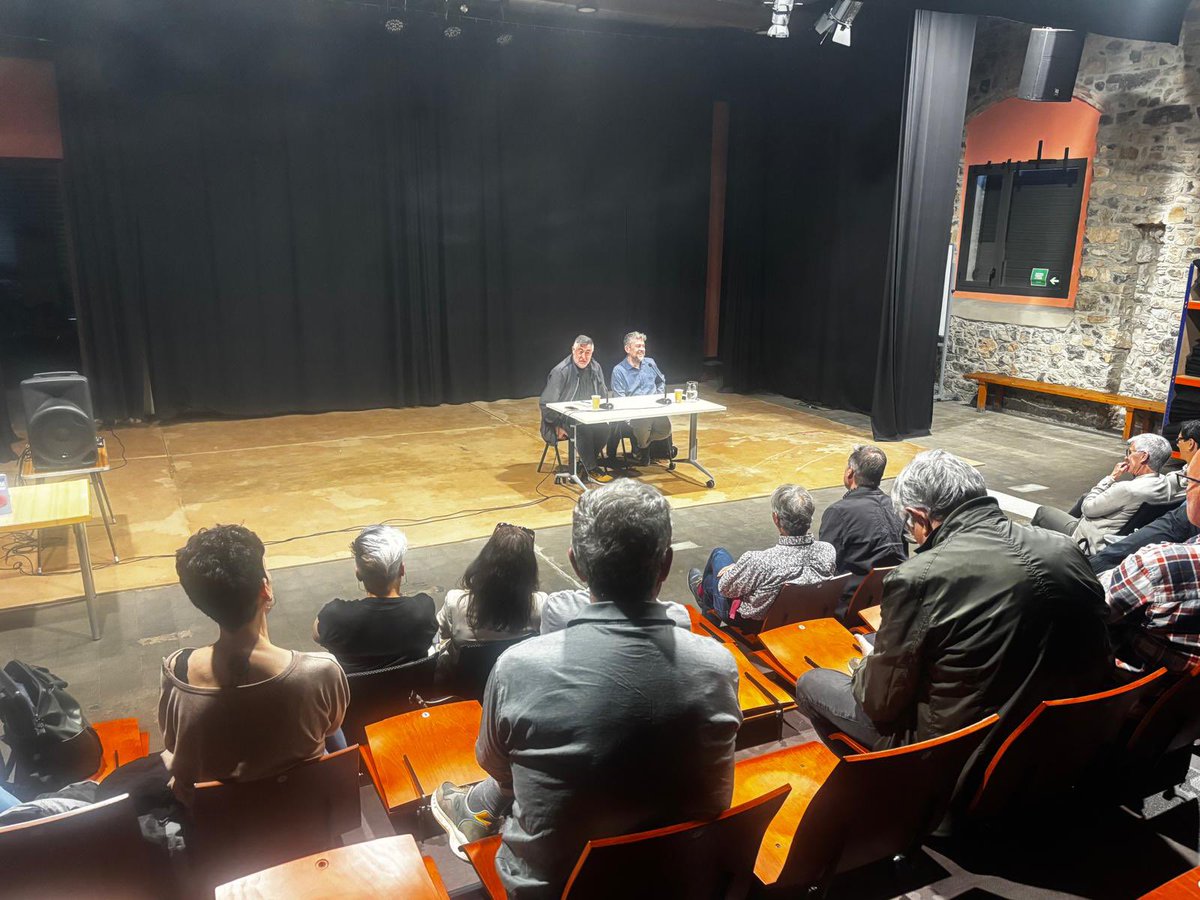 fmarcalvaro's tweet photo. Moltes gràcies a totes les persones que han vingut a la presentació a Santa Maria d’Oló del llibre “El franquisme en temps de Trump”. I gràcies per la conversa animada a Joan Puigcercós. Un vespre magnífic. Un assaig editat per @Ed_Portic i @G_Gutenberg https://t.co/wOmjc2U34R
