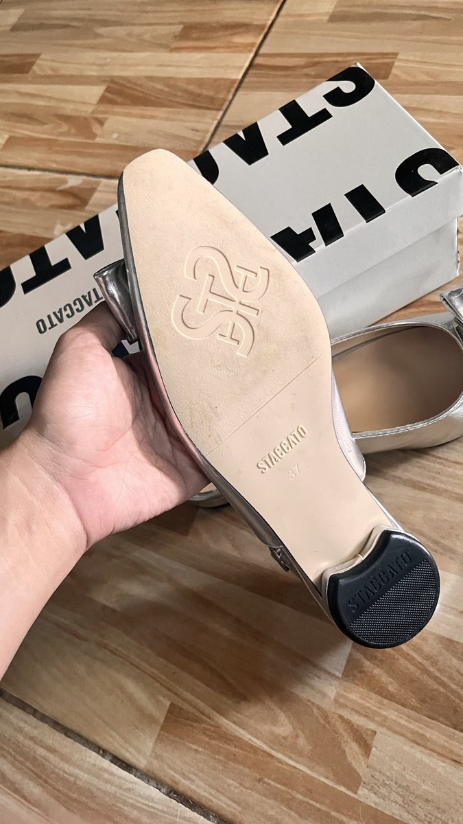 pevicah's tweet photo. Haloo kakakakak! Aku mau preloved flatshoes aku kondisi masih 98% baru sekali pake aja dijual karena sempit dikaki aku. warna nya silver bagus sekalii aku jual 200k aja boleh nego tipis bisa oren yaa🫶🏻 https://t.co/3q1kDDufjJ