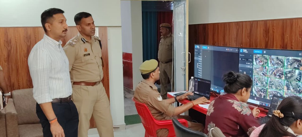 lkopolice's tweet photo. उ0प्र0 पुलिस होमगार्ड के पदों पर सीधी भर्ती परीक्षा को सकुशल एवं शुचितापूर्ण संपन्न कराने हे��ु @LoJcp व #DMLKO द्वारा कंट्रोल रूम का निरीक्षण कर व्यवस्थाओं का लिया गया जायजा , कन्ट्रोल रुम से रखी जा रही सतर्क दृष्टि।
#Exam_Duty
@Uppolice @upprpb https://t.co/hOLID6GF5h