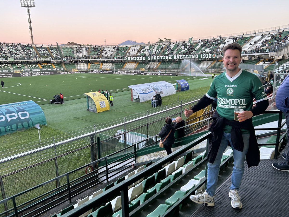 Joofros's tweet photo. Avellino, is zeker een aanrader! Fanatiek volk, rauwe bak en prima stad. Met een mooie winst op #Bari deze keer..  #Avellino #USAvellino1912 #Branco https://t.co/TC5TX5siSA