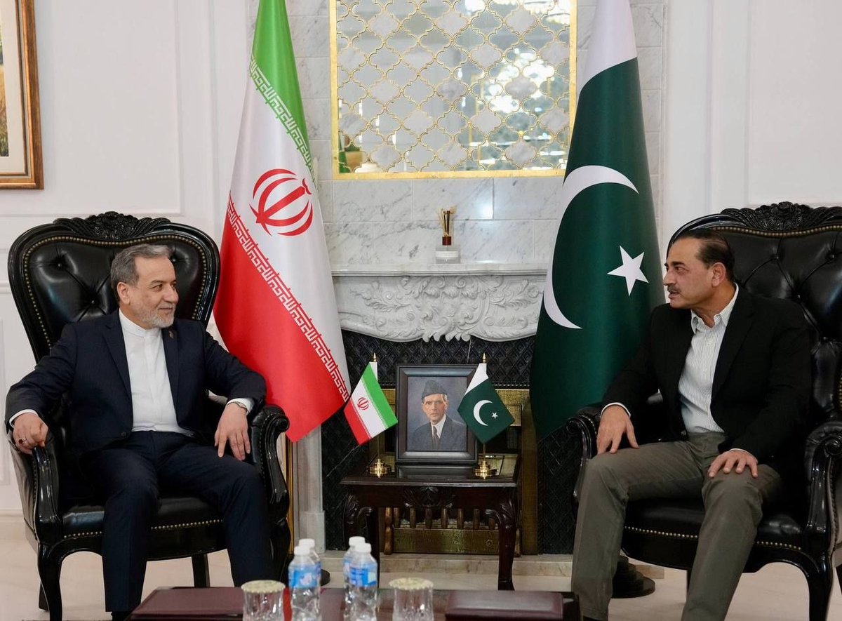 Iran_GOV's tweet image. 🎥 Meeting and talks between FM @araghchi and Pakistan Army Chief Field Marshal Asim Munir in Islamabad