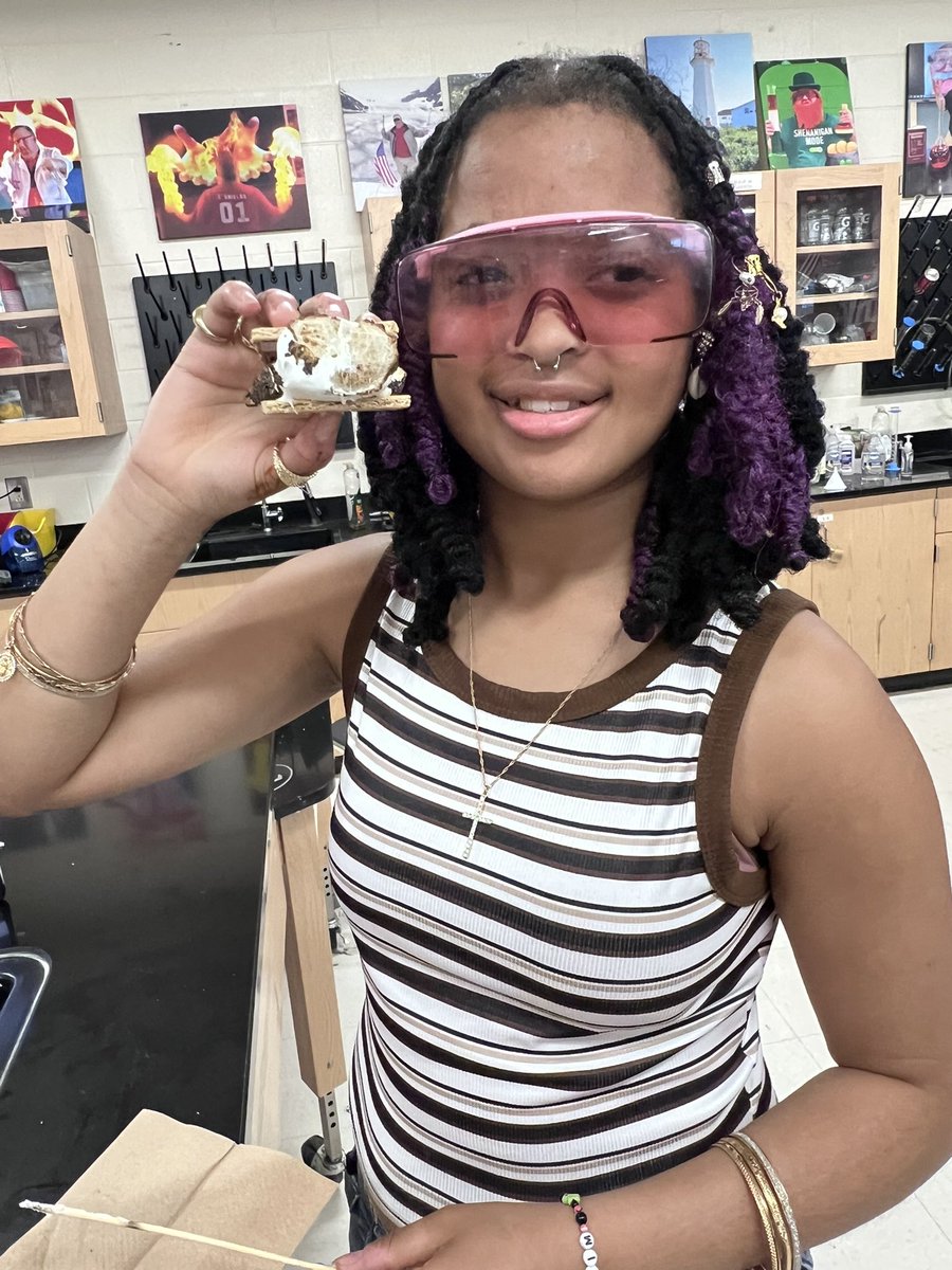 JeffOShields2's tweet image. Chemistry students used a recipe for s’mores as an analogy for a chemical reaction. Could a #Friyay get ANY better???? 😀 #smores #mroshieldschemistry #limitingreactant #chemistry #smoreslab @WHS_Redhawks #WestwoodChemistry #ScienceIsFun