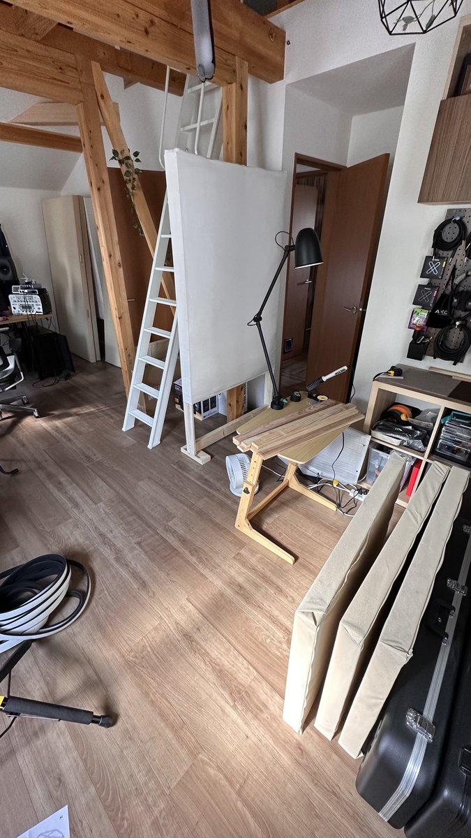 とりあえずスピーカー背後の壁パネルは完成した（他の壁面用のパネルはまだ仕上げの布を被せてないけど、組み立てと吸音材の仕込みまでは完了）。一刻も早く装備したいけどw  今日は作業があって、明日からは壁にマウントして測定する🫡