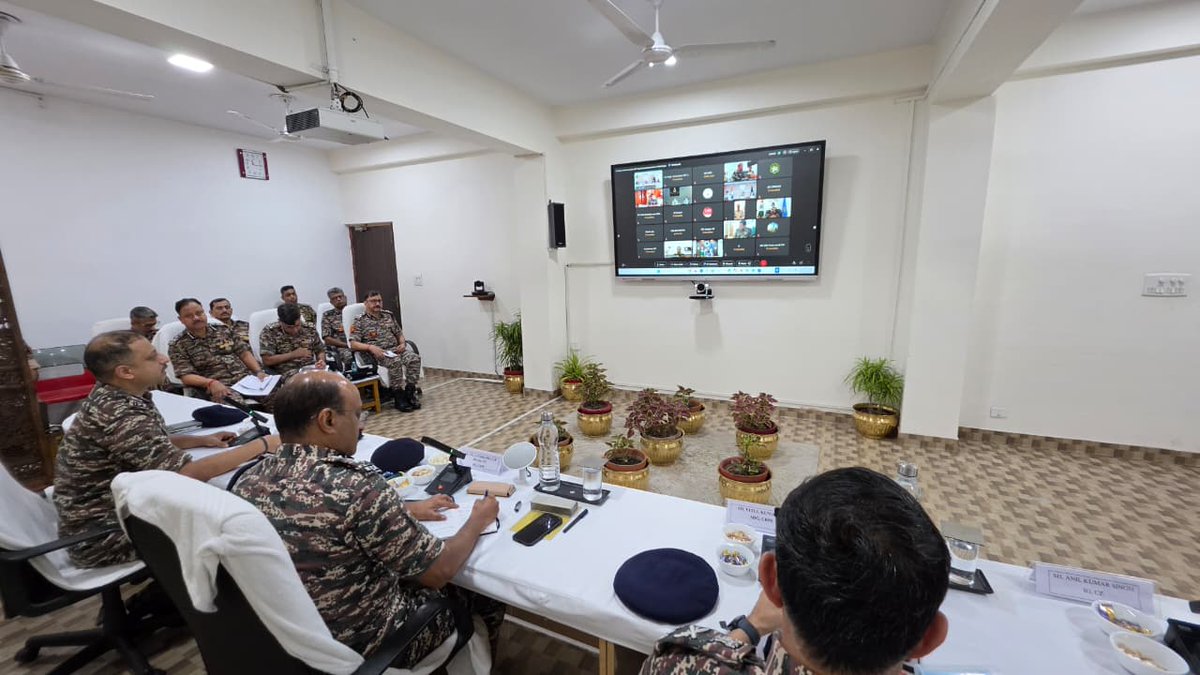 Ahead of the second phase of polling in West Bengal, Shri G. P. Singh, IPS, DG <a href="/crpfindia/">🇮🇳CRPF🇮🇳</a>, reviewed security preparations with senior officials of CAPFs and DFCs via Video Conferencing.
​The DG lauded the dedication shown by forces during the first phase and reaffirmed the