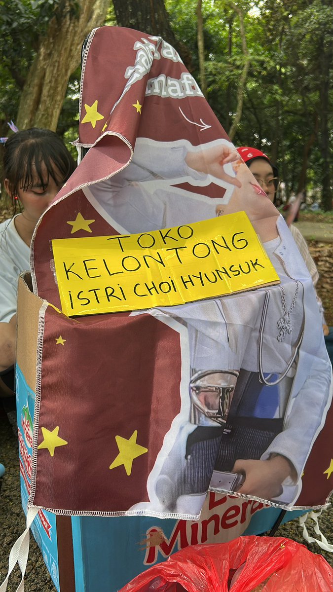 guys yuk temen aku jualan aqua dan ricebowl di taman belakang booth doyoung