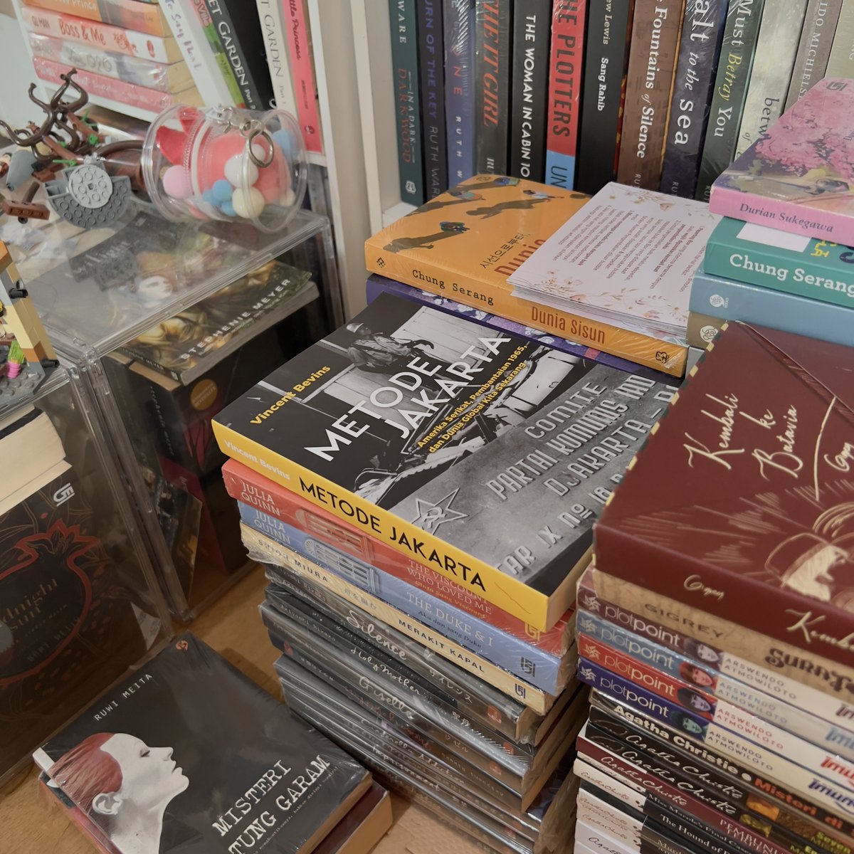 jajan buku elit, tp nambah rak buku sulit