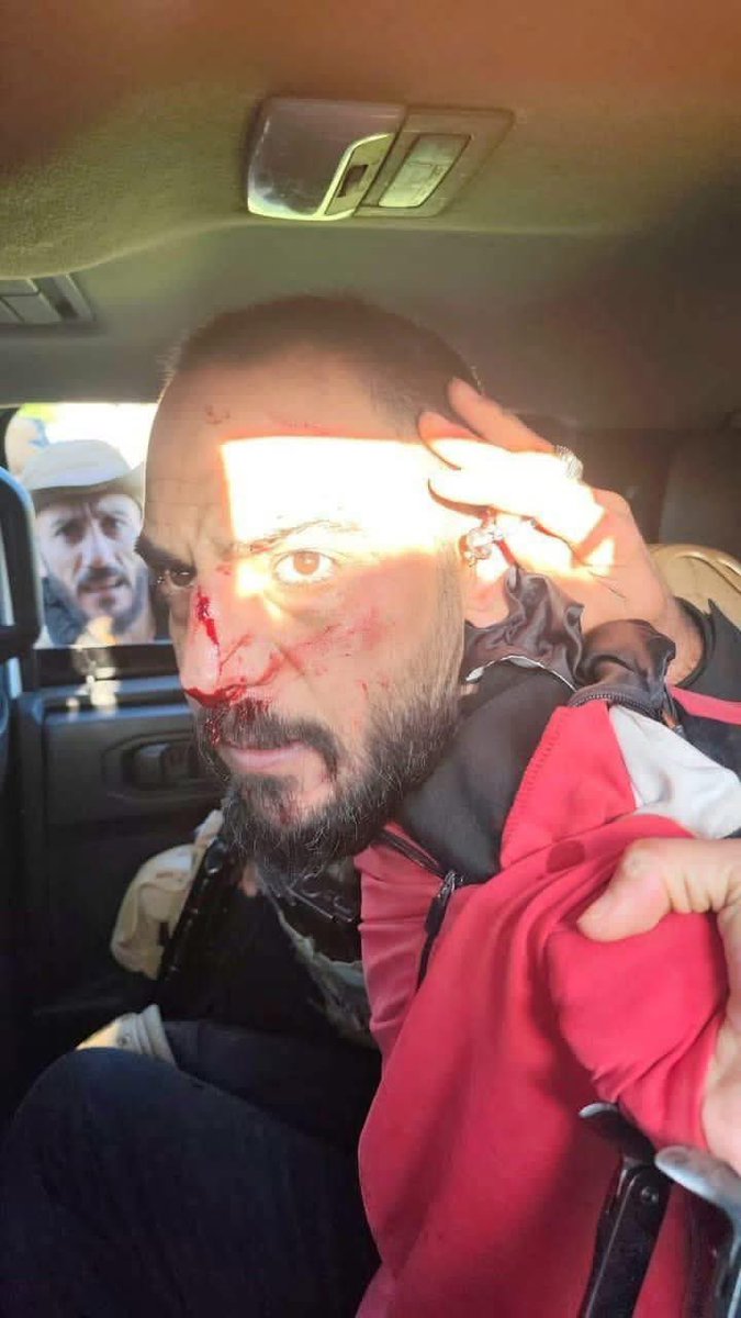 عن أمجد يوسف بقلم حمزة خضر ..

"ما لفت نظري و ركزّت فيه شيء آخر:
في كل اللقطات التي انتشرت لأمجد يوسف عند إلقاء القبض عليه، لم يُظهر عيون منكسرة..
حتى وهو يعلم نهاية الطريق الذي اختاره، عندما قيل له: عوّي ولاك..!!
لم يفعلها، لم ينظر بعيونه للأسفل، ثم بقيت عيونه الحادة تنظر لجميع