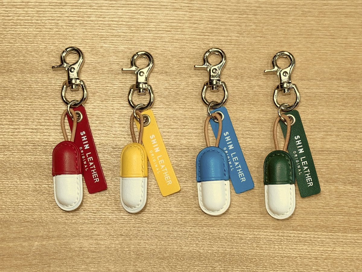 twi_hiro's tweet image. ブルーとグリーン追加。迷子札ケース。

#柴犬のいるせいかつ #レザークラフト #leathercraft #迷子札