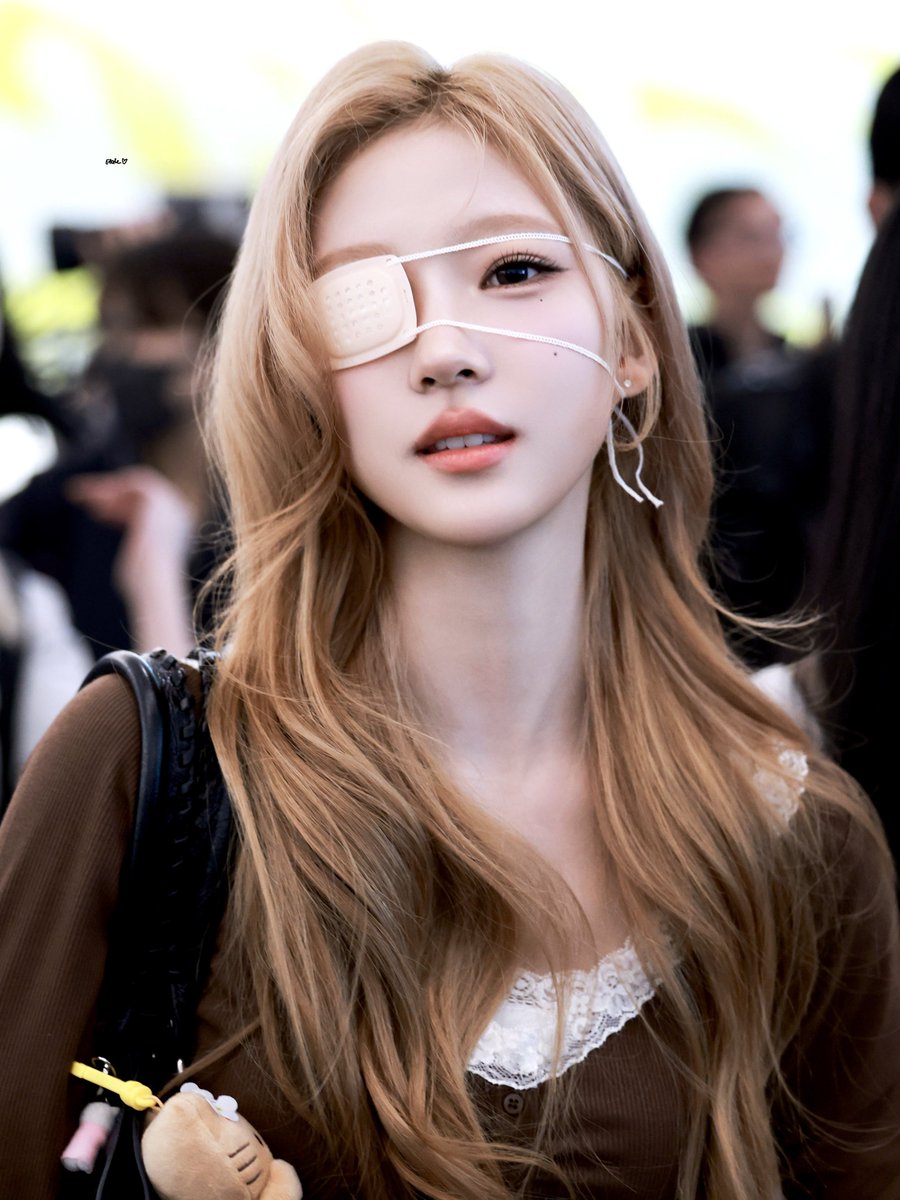 th_earthisround's tweet photo. 스텔라라는 소녀 이목구비만 보면 중고딩으로 보이는 초동안러블리외모소유자인데 왤케 쉽사리 말을 못 걸겠지 앙 다문 입이랑 빨려들어갈 것 같은 눈동자가 날 얼어붙게 함.. 쭈뼛쭈뼛 스텔라 양 옆으로 다가가면 주변 공기가 따뜻하다가도 서늘해질 것 같아 따뜻한 얼굴에 차가운 분위기 ㅈㅉ 좋다.. https://t.co/Uiko6HexJe