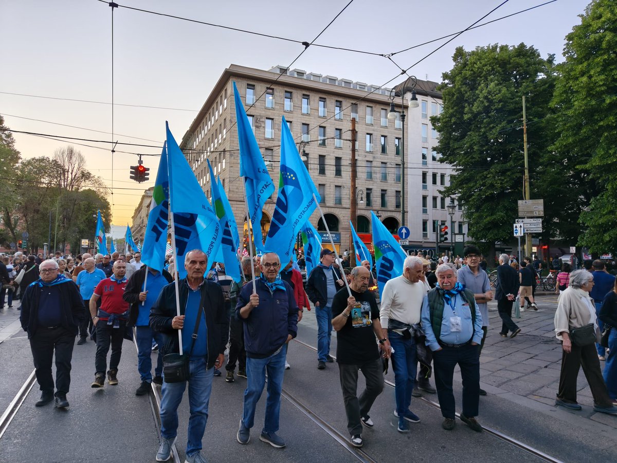 UilPiemonte's tweet photo. Anche quest'anno la UIL Piemonte era presente alla fiaccolata per la festa della Liberazione che si è svolta ieri sera a Torino. https://t.co/G112tym9rX