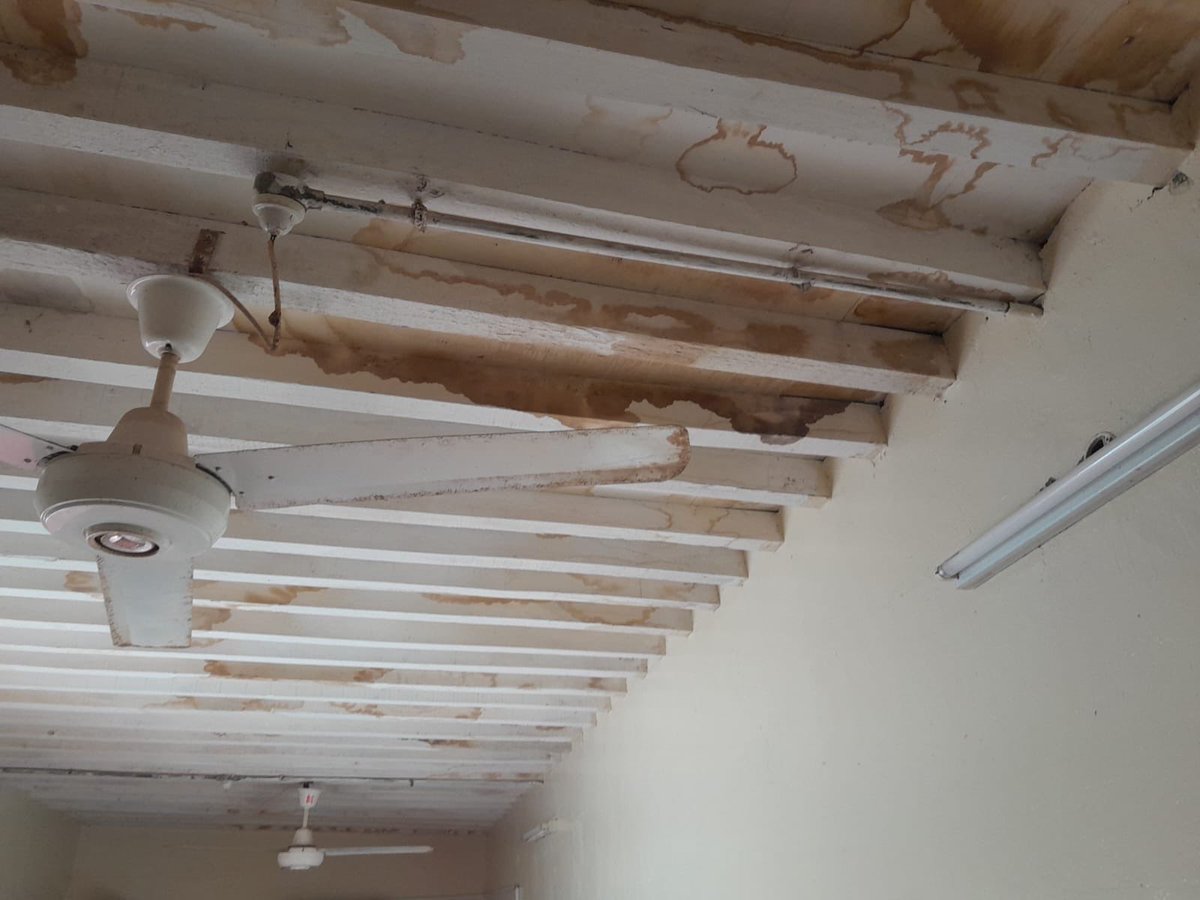 SamhSulieman's tweet photo. إلى وزارة الإسكان @housingoman  لقد تعرض منزل احد المواطنين بالأنواء المناخية إلى تسريب المياة من السقف كونة غير مسلح وقد تقدم إلى وزاراتكم الموقرة حسب الإعلان بتسجيل المتأثرين وقد قام المختصين مشكورين بزيارة الموقع وتم الرد على المواطن بان المنزل لم ينهدم وقوامة يتحمل حيث أننا قمنا بزيارة المنزل سابقا وقد رأيناه غير صالح للسكن وتم مخاطبة وكيل الوزارة بذلك كون المواطن لدية طلب مساعدة سكنية @KAlshueili. لذا نآمل من الوزارة بالإسراع في المساعدة بمثل هذة الحالات الحرجة .
@AldhakhiliyahGO @Bahlacharity1