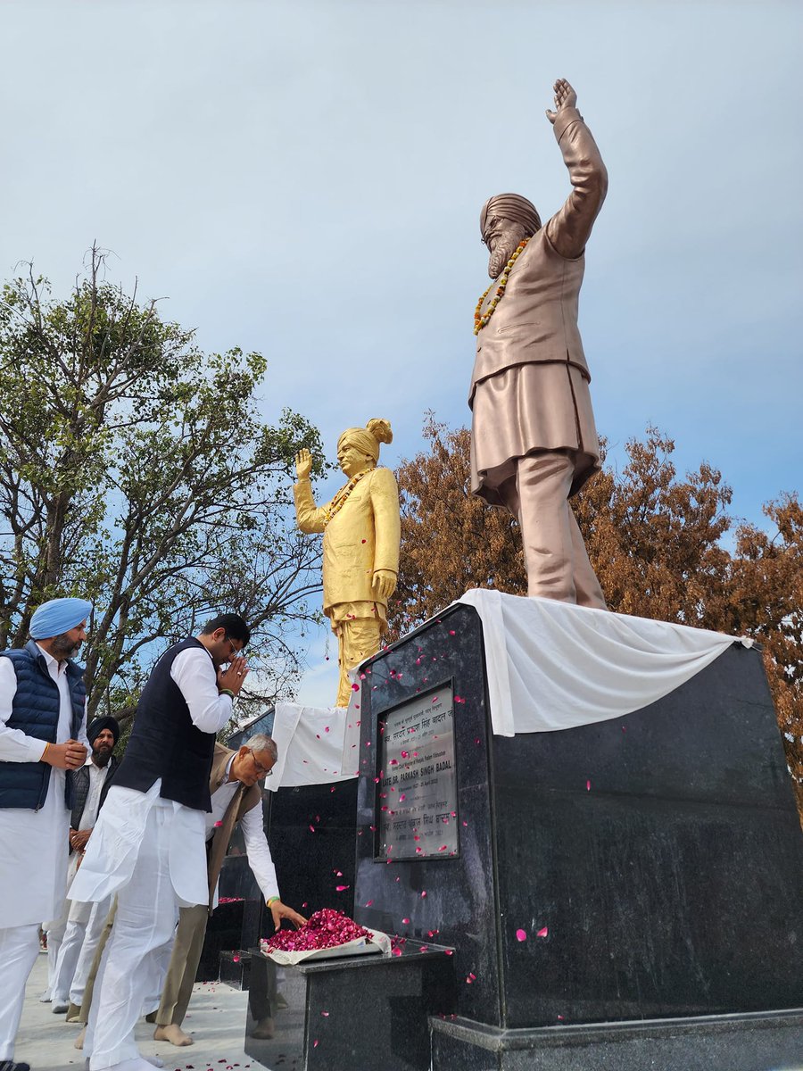 Dchautala's tweet photo. पंजाब के पूर्व मुख्यमंत्री आदरणीय प्रकाश सिंह बादल साहब की  पुण्यतिथि पर उन्हें भावपूर्ण श्रद्धांजलि। एक युगदृष्टा नेता, किसान-कमेरे के अधिकारों के प्रति समर्पित हस्ती और सादगी की मिसाल… उनका जीवन हम सभी के लिए प्रेरणा का स्रोत है।
पूज्य बादल साहब का हमारे परिवार पर जो स्नेह और आशीर्वाद रहा, वह हमारे लिए सदैव अमूल्य रहेगा। उनके आदर्श, उनके संस्कार और जनता के प्रति उनकी निष्ठा हमें हमेशा मार्ग दिखाते रहेंगे।