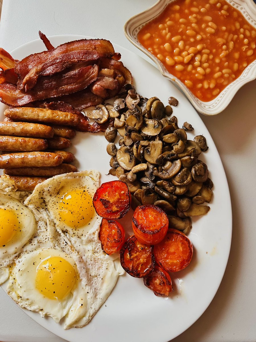 sonisfood's tweet image. Family style English breakfast for a delicious Saturday morning start! What else would you add to this? 😋🤌🏻#breakfast